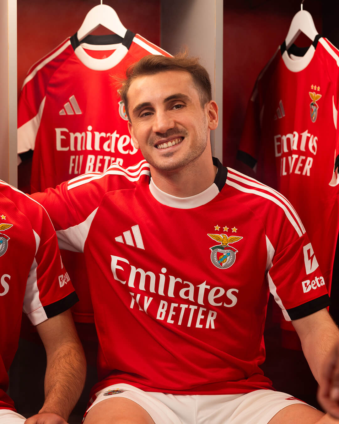 Adidas anuncia novas camisas do Benfica para 2025/26