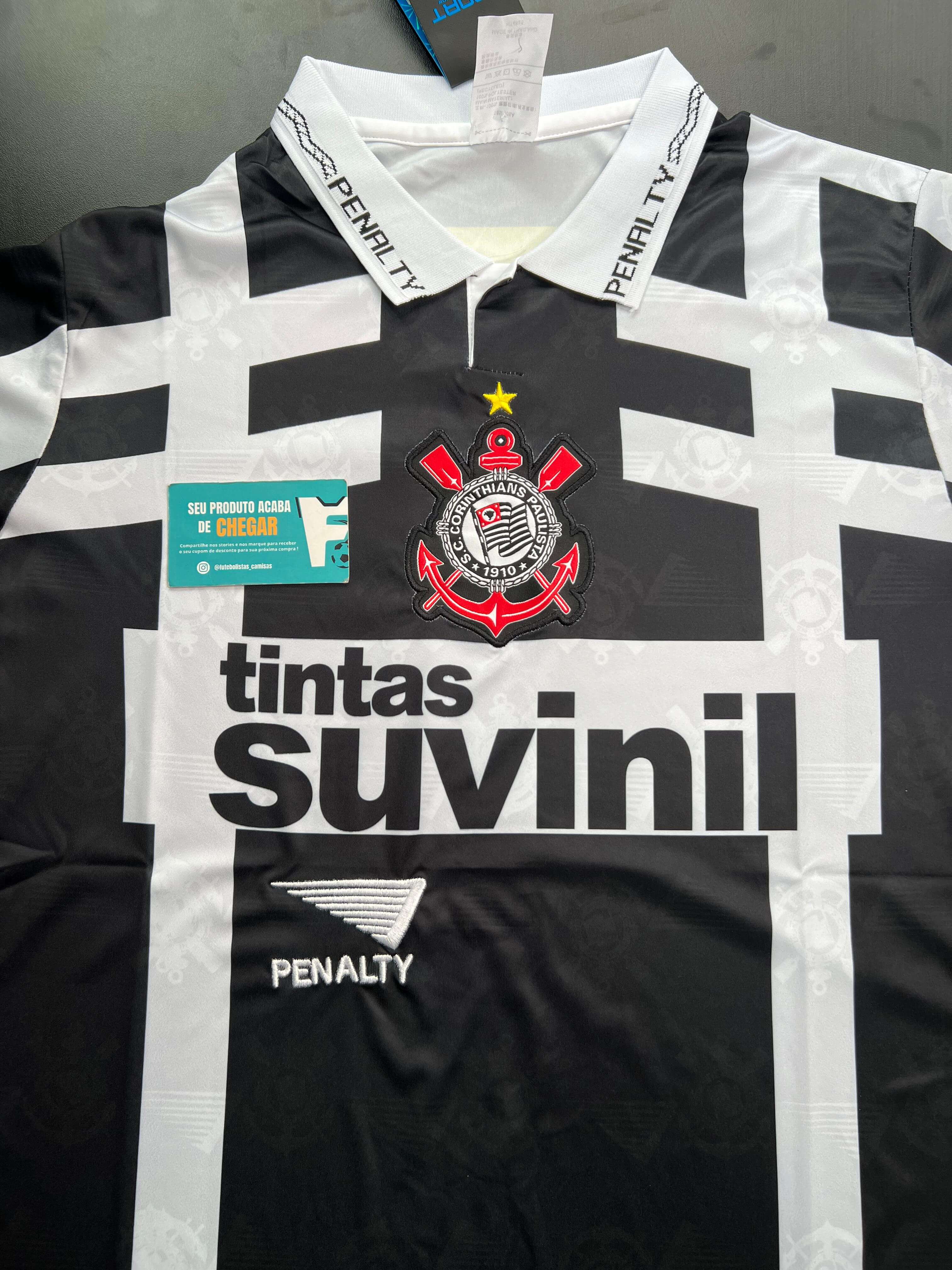 Em 1995, o Corinthians lançou um terceiro uniforme inovador, criado pelo renomado estilista francês Ted Lapidus, conhecido por vestir celebridades como John Lennon e Brigitte Bardot. O objetivo era internacionalizar a marca do clube. O uniforme apresentava design arrojado, com listras diagonais nas mangas, escudo centralizado e duas listras afastadas nos cantos. Foram desenvolvidas duas versões: uma com fundo preto e detalhes brancos, e outra invertendo as cores. Apesar da proposta ousada, as camisas não fo