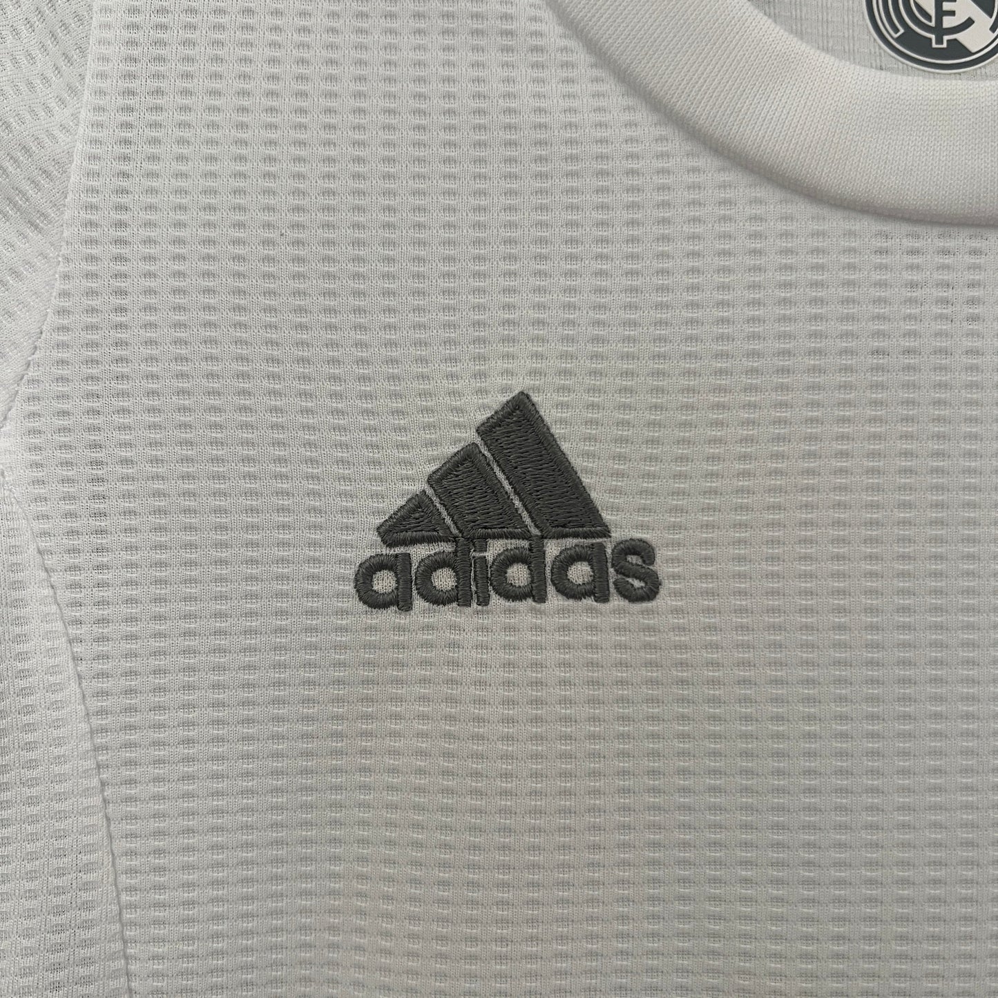 KIT INFANTIL RETRÔ REAL MADRID HOME 15/16