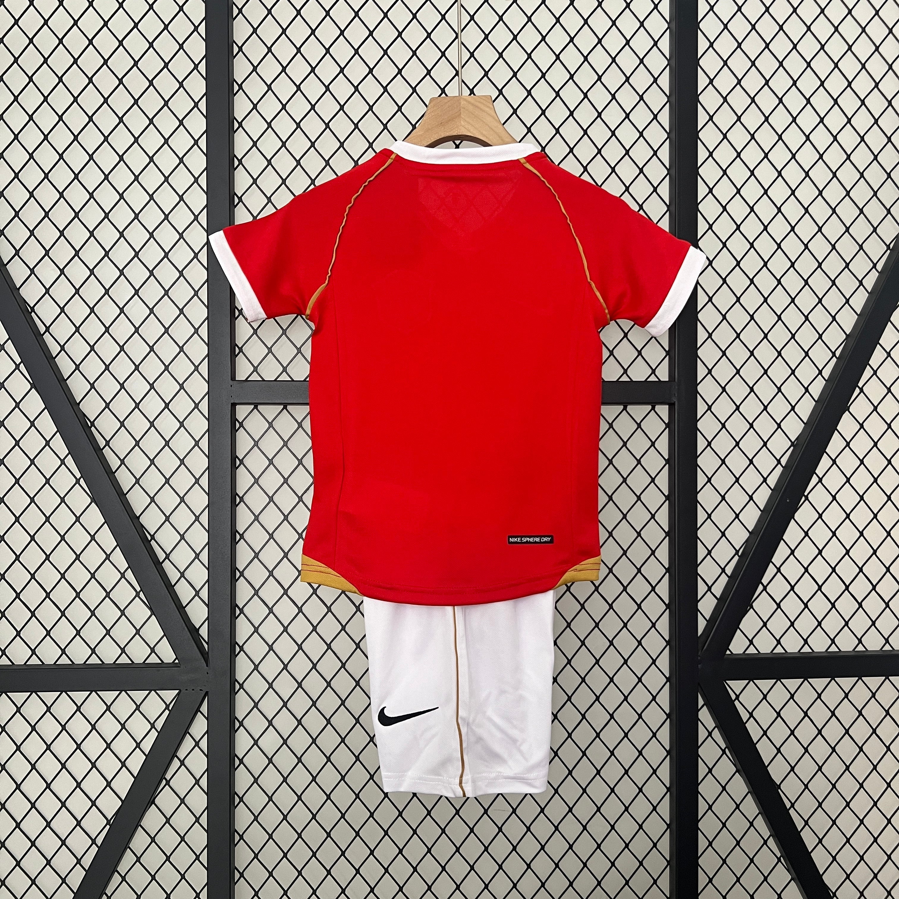 KIT INFANTIL RETRÔ MANCHESTER UNITED HOME 06/07