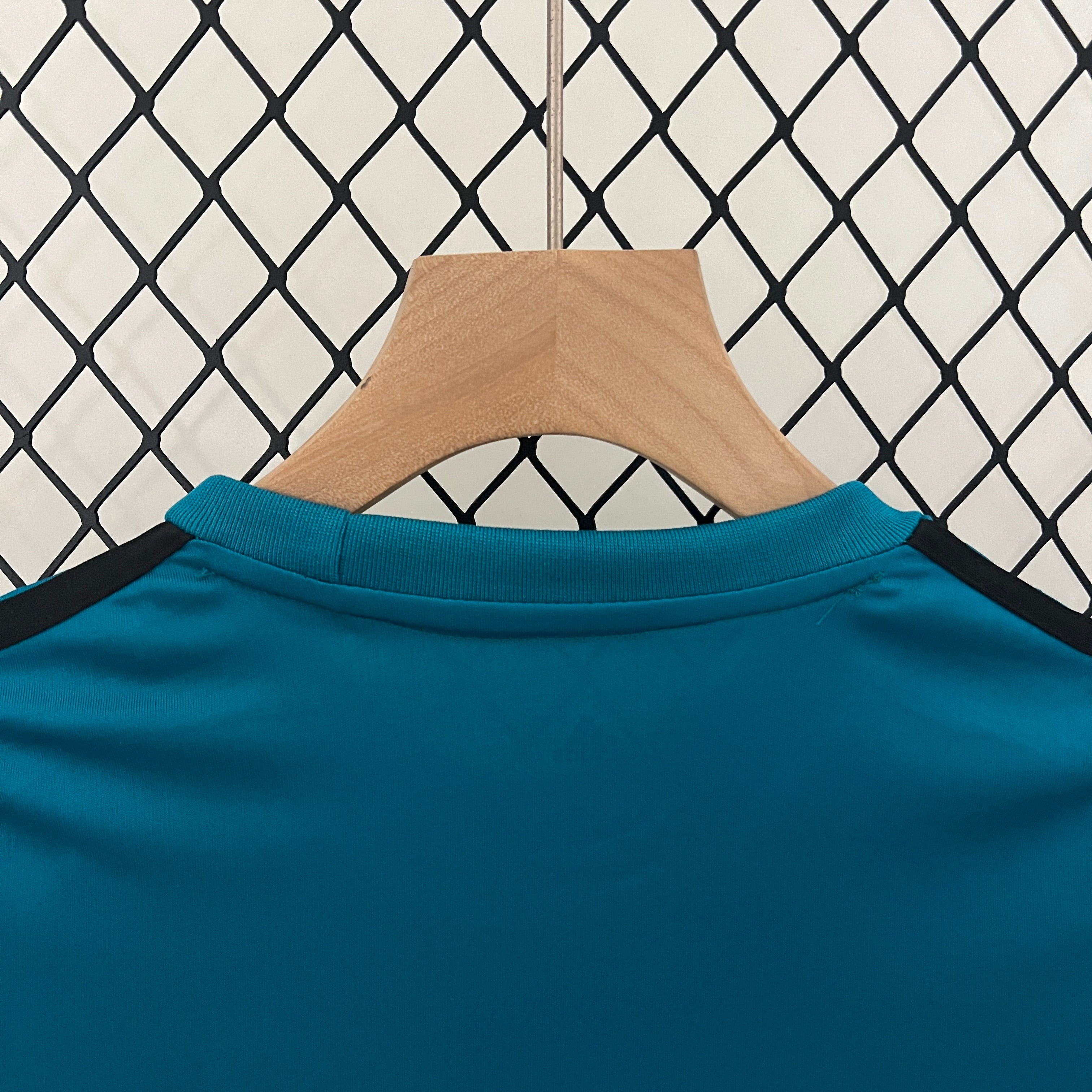 KIT INFANTIL RETRÔ REAL MADRID AWAY 17/18