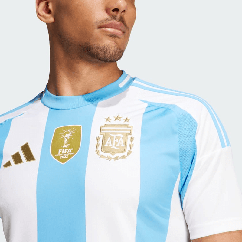 camisa_adidas_argentina_masculina_copa-america-lançamento-torcedor-branca-azul-2024-25-home-i-messi-copaamerica