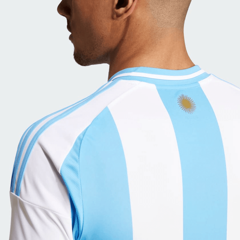 camisa_adidas_argentina_masculina_copa-america-lançamento-torcedor-branca-azul-2024-25-home-i-messi-copaamerica