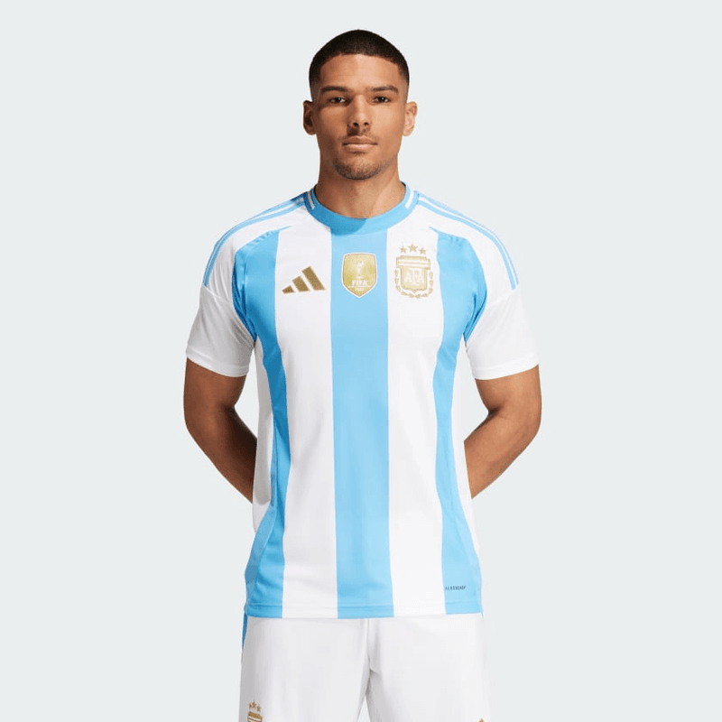 camisa_adidas_argentina_masculina_copa-america-lançamento-torcedor-branca-azul-2024-25-home-i-messi-copaamerica