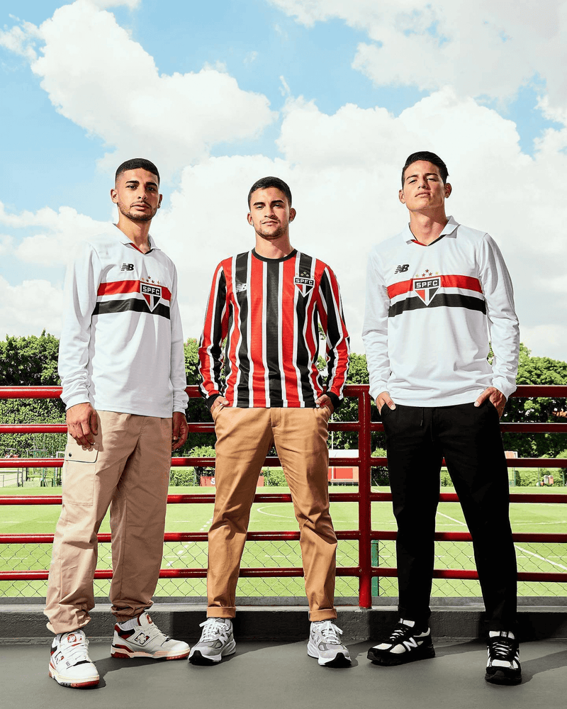 camisa_new_balance_são_paulo_ii_masculina_brasileirão_lançamento_torcedor_vermelha_branca_2024-25_away_TRICOLOR_MANGA_LOGA