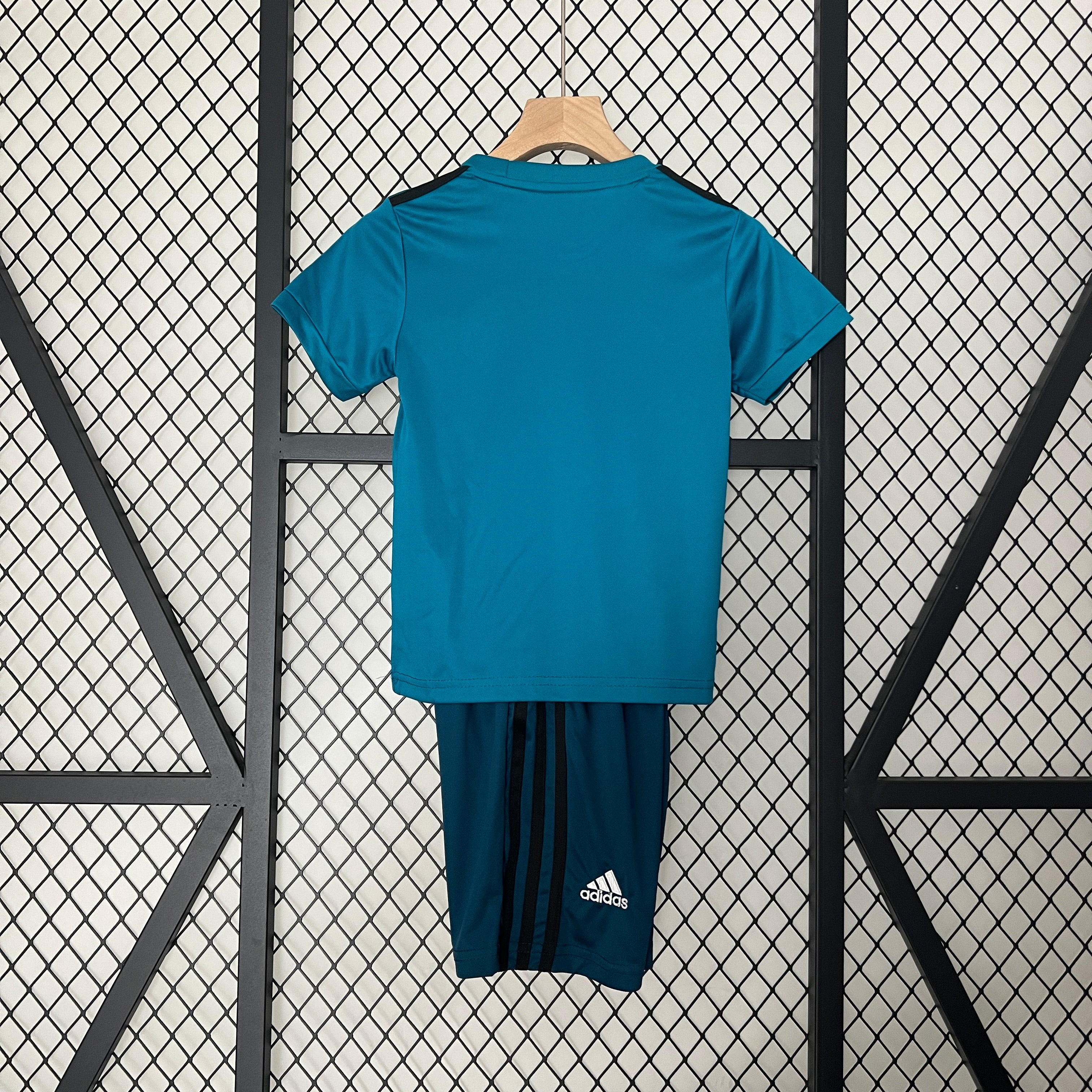 KIT INFANTIL RETRÔ REAL MADRID AWAY 17/18